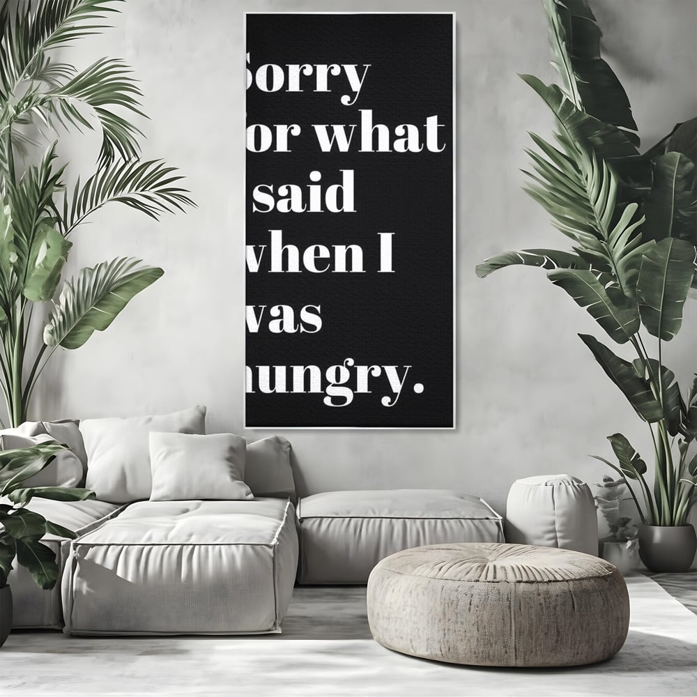Tablou canvas cu tablou canvas cu mesaj text amuzant pe fond negru, in rama de aluminiu argintiu, pe perete intr-un living